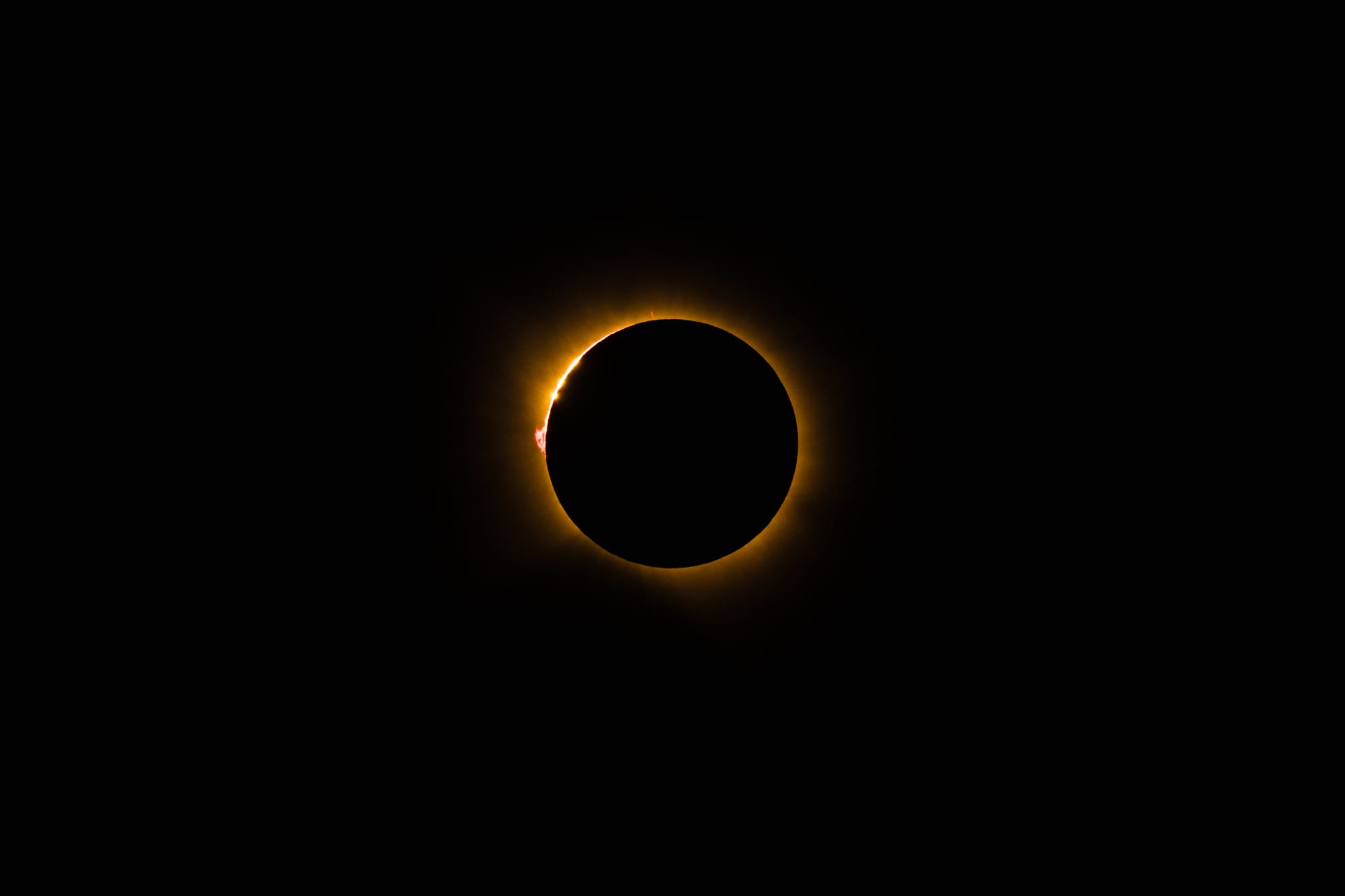 Anillo de diamante: el Sol reaparece junto a una protuberancia roja en el borde de la Luna