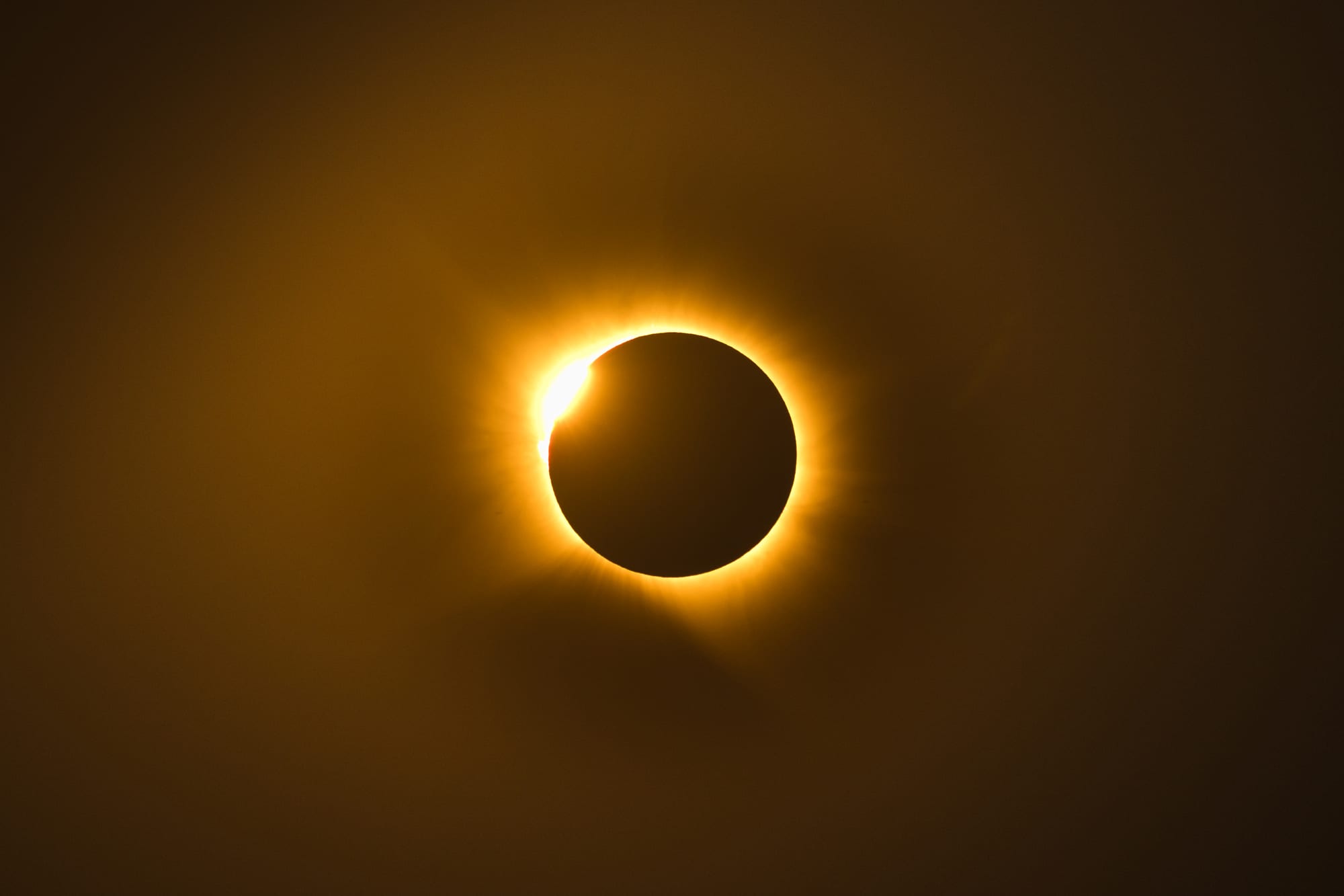 Instantes antes de la totalidad: el último destello dorado del Sol se cuela junto al perfil oscuro de la Luna