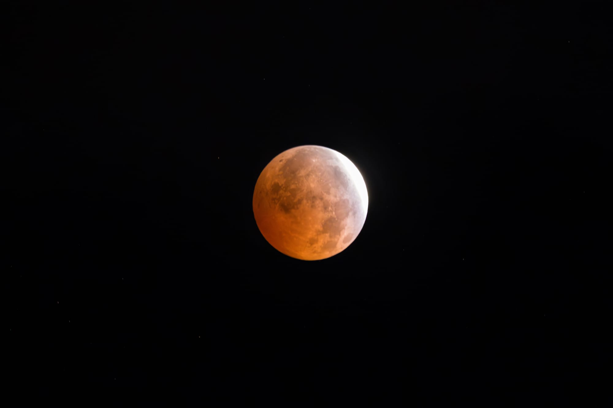 La Luna, teñida de rojo por la sombra de la Tierra durante un eclipse lunar